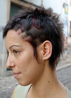 cieniowane fryzury krótkie - uczesanie damskie z włosów krótkich cieniowanych zdjęcie numer 37A